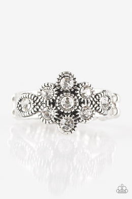 Garland Glamour - White Paparazzi